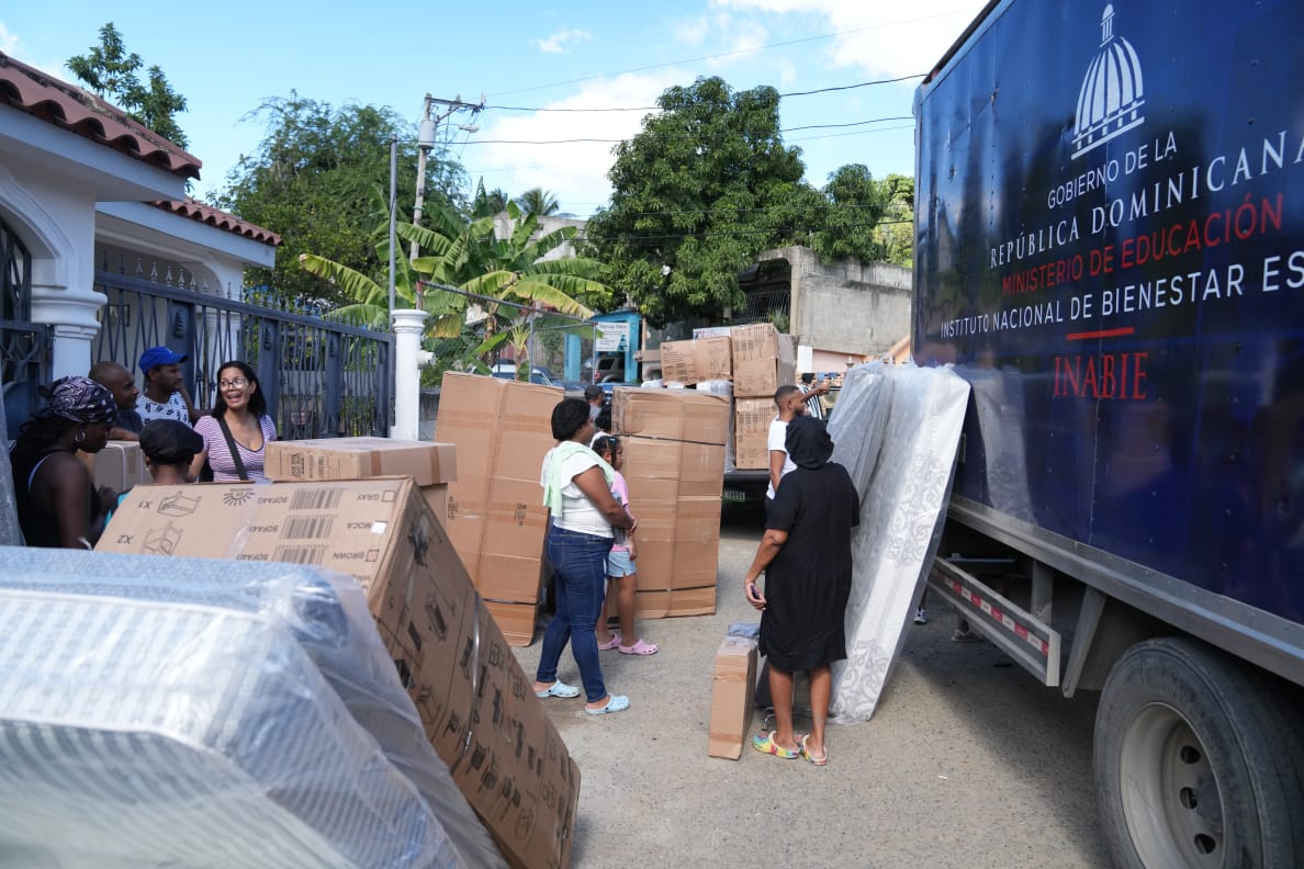 300 familias de Arroyo Bonito en Santo Domingo Oeste reciben enseres del hogar
